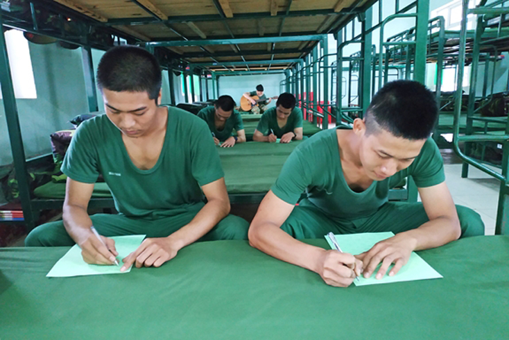 Chiến sĩ Tiểu đoàn 4, Trung đoàn 19, Sư đoàn 968 tranh thủ giờ nghỉ viết thư tham gia cuộc thi. Ảnh: ĐÌNH ĐÔNG.