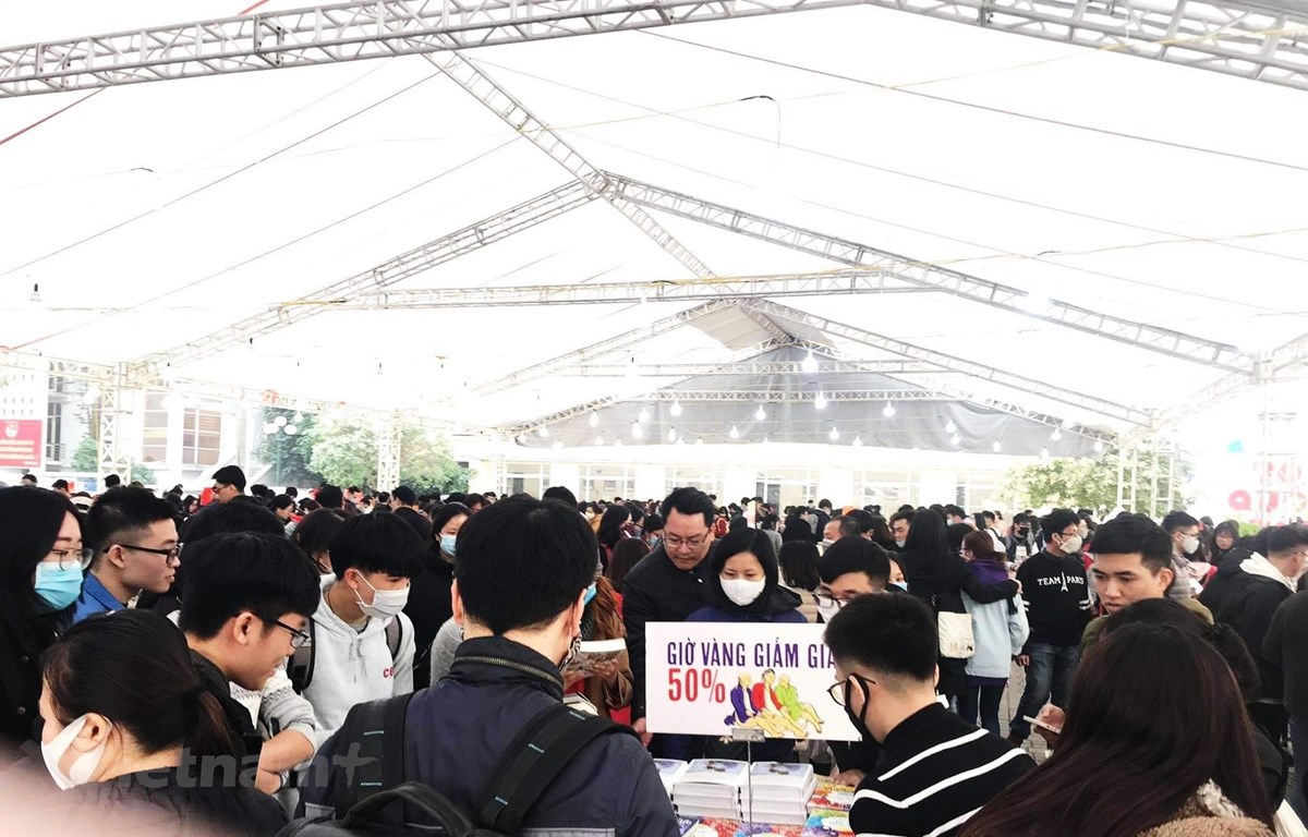 Những hội chợ sách với giá ưu đãi luôn thu hút rất đông độc giả. (Ảnh: PV/Vietnam+)