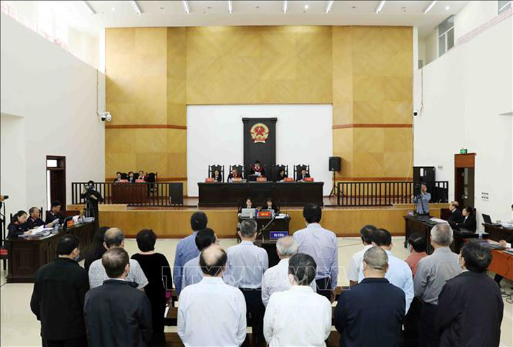 Quang cảnh phiên tòa hình sự sơ thẩm xét xử vụ án “Vi phạm quy định về quản lý, sử dụng tài sản Nhà nước gây thất thoát, lãng phí; thiếu trách nhiệm gây hậu quả nghiêm trọng” xảy ra tại Công ty cổ phần Gang thép Thái Nguyên (TISCO). Ảnh: Phạm Kiên/TTXVN