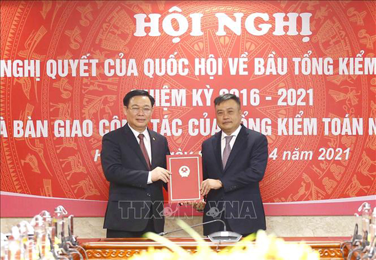 Chủ tịch Quốc hội Vương Đình Huệ trao Nghị quyết của Quốc hội cho Tổng Kiểm toán Nhà nước Trần Sỹ Thanh. Ảnh: Doãn Tấn/TTXVN