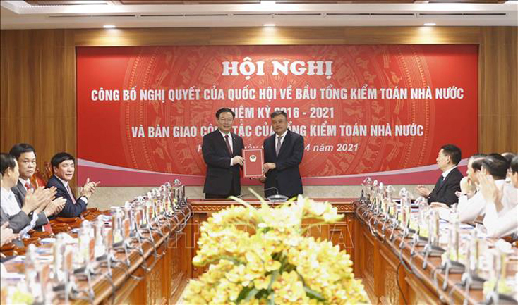 Chủ tịch Quốc hội Vương Đình Huệ trao Nghị quyết của Quốc hội cho Tổng Kiểm toán nhà nước Trần Sỹ Thanh. Ảnh: Doãn Tấn/TTXVN
