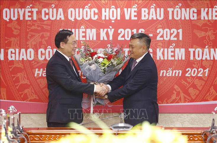 Chủ tịch Quốc hội Vương Đình Huệ tặng hoa Tổng Kiểm toán nhà nước Trần Sỹ Thanh. Ảnh: Doãn Tấn/TTXVN