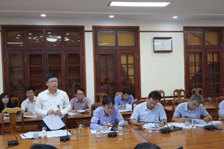 Giám đốc Sở Tài nguyên-Môi trường báo cáo tình hình thực hiện các dự án có thuê đất chậm tiến độ.