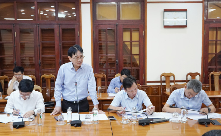 Giám đốc Sở Xây dựng báo cáo tình hình thực hiện các dự án khu nhà ở thương mại, khu đô thị trên địa bàn.