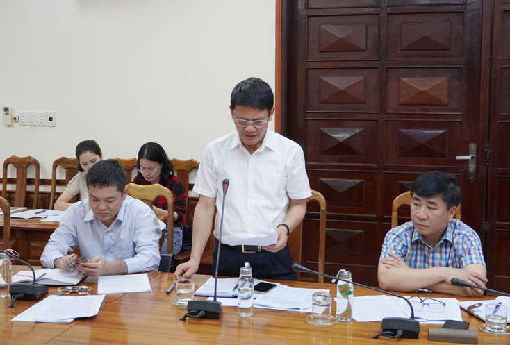 Trưởng Ban Quản lý Khu Kinh tế báo cáo tình hình thực hiện các dự án trong các khu kinh tế, khu công nghiệp.