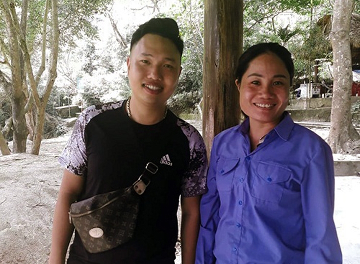 Chị Hoàng Thị Liên trả lại tài sản cho du khách Nguyễn Văn Tùng.