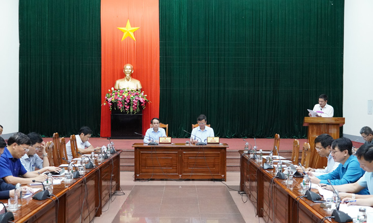 Giám đốc Sở Kế hoạch-Đầu tư báo cáo tình hình thực hiện và giải ngân các dự án trên địa bàn tỉnh.