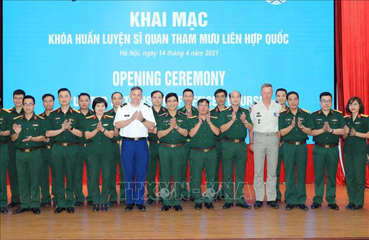 Lãnh đạo Cục Gìn giữ hòa bình Việt Nam, các chuyên gia của EU và học viên tại Lễ khai giảng lớp học. Ảnh: Trọng Đức/TTXVN