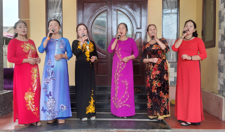 Dù tuổi cao, nhưng các buổi sinh hoạt định kỳ của CLB chuyên hò khoan Lệ Thủy và dân ca Bình Trị Thiên của các bà, các mệ ở xã Lộc Ninh (TP. Đồng Hới) vẫn luôn sôi nổi, hào hứng.