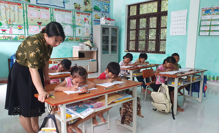 Thế hệ tương lai ở Cây Bông ngày càng được học hành tốt hơn.