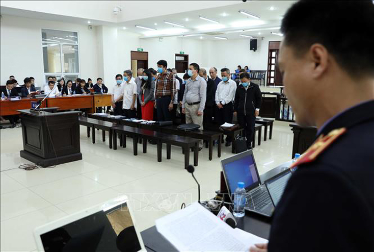 Các bị cáo nghe đại diện Viện Kiểm sát đọc cáo trạng và đề nghị mức án. Ảnh: Phạm Kiên/TTXVN