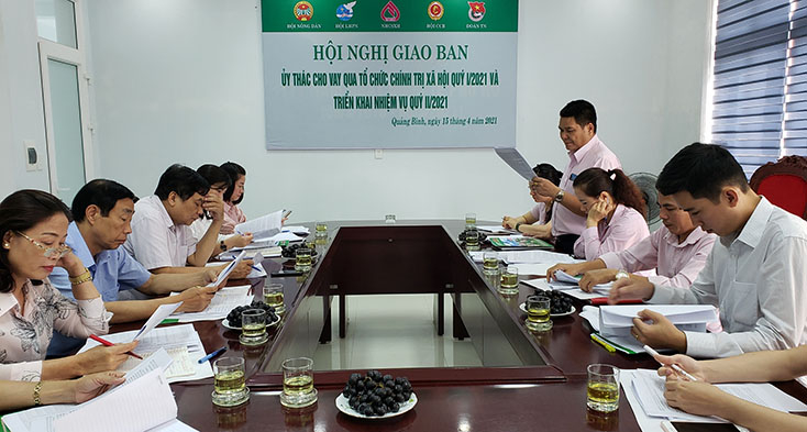 Đại diện NHCSXH tỉnh báo cáo tình hình hoạt động ủy thác cho vay qua các tổ chức chính trị-xã hội quý I-2021.