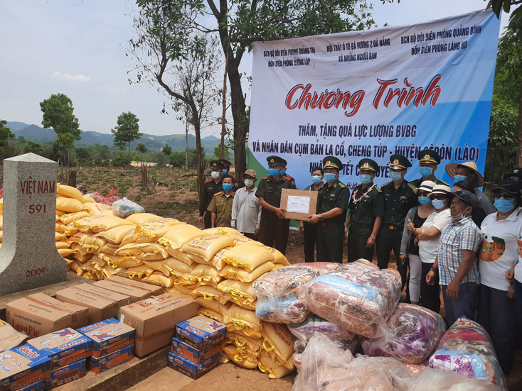 Tặng quà cho lực lượng bảo vệ biên giới và nhân dân cụm bản Chiềng Túp  nhân dịp Tết cổ truyền Lào.