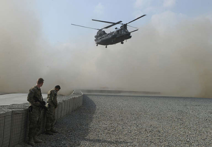 Trực thăng chở ông Joe Biden, khi giữ chức Phó Tổng thống, hạ cánh tại Kabul, Afghanistan năm 2011. Ảnh: AFP