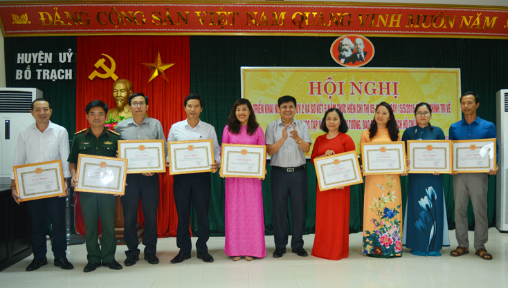 Đồng chí Bí thư Huyện ủy Bố Trạch Lê Công Toán trao giấy khen tặng các tập thể có thành tích xuất sắc trong thực hiện Chỉ thị 05 của Bộ Chính trị về “Đẩy mạnh học tập và làm theo tư tưởng, đạo đức, phong cách Hồ Chí Minh”.