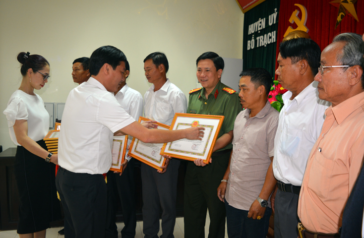 Chủ tịch UBND huyện Bố Trạch trao giấy khen cho các cá nhân có thành tích xuất sắc trong thực hiện Chỉ thị 05 của Bộ Chính trị về “Đẩy mạnh học tập và làm theo tư tưởng, đạo đức, phong cách Hồ Chí Minh”. 