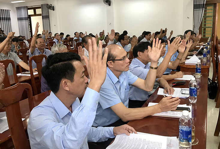Các đại biểu biểu quyết thống nhất thông qua danh sách những người đủ tiêu chuẩn ứng cử đại biểu Quốc hội khóa XV.