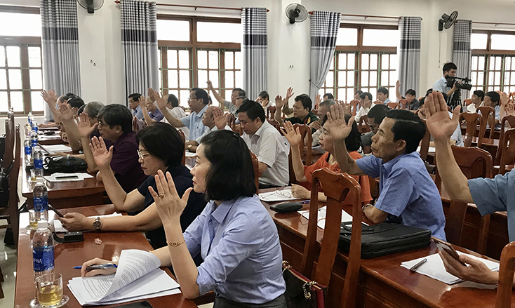   Các đại biểu biểu quyết thống nhất thông qua danh sách những người đủ tiêu chuẩn ứng cử đại biểu HĐND tỉnh, nhiệm kỳ 2021-2026.