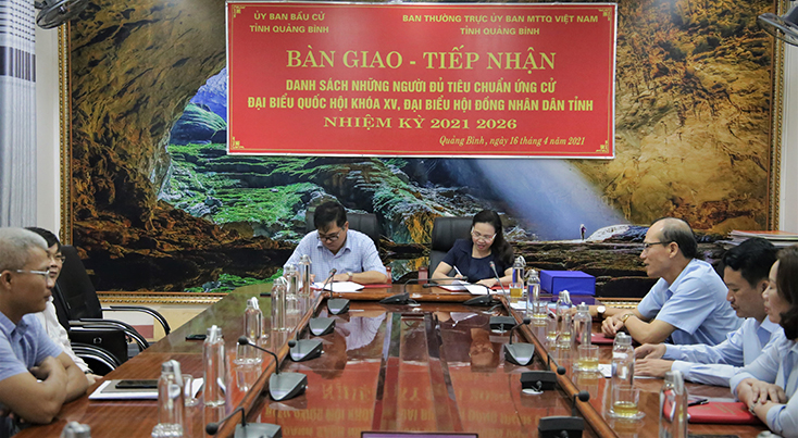Đồng chí Đoàn Ngọc Lâm, Phó Chủ tịch Thường trực UBND tỉnh, Phó Chủ tịch UBBC tỉnh và đồng chí Phạm Thị Hân, Chủ tịch Ủy ban MTTQVN tỉnh, Phó Chủ tịch UBBC tỉnh ký biên bản giao, nhận danh sách những người đủ tiêu chuẩn ứng cử.
