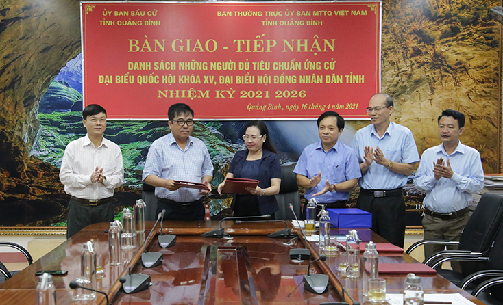 Ban Thường trực Ủy ban MTTQVN tỉnh và UBBC tỉnh giao, nhận biên bản hội nghị hiệp thương lần thứ 3 và danh sách những người đủ tiêu chuẩn ứng cử.