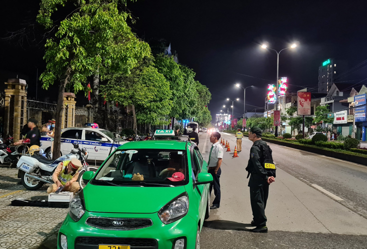 Lực lượng chức năng tiến hành đón dừng nhiều phương tiện xe ô tô, mô tô, xe tải để kiểm tra hành chính, đo nồng độ cồn.