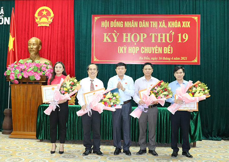Các tập thể được Chủ tịch UBND thị xã trao giấy khen vì có thành tích trong hoạt động HĐND, nhiệm kỳ 2016-2021