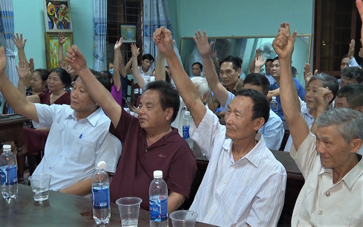 Cử tri biểu quyết nhất trí đối với từng người ứng cử ĐBQH khóa XV và đại biểu HĐND các cấp, nhiệm kỳ 2021-2026.