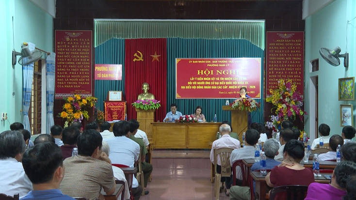 Hội nghị lấy ý kiến cử tri nơi cư trú đối với người ứng cử ĐBQH khóa XV và đại biểu HĐND các cấp, nhiệm kỳ 2021-2026 tại tổ dân phố 11, phường Nam Lý (TP. Đồng Hới).