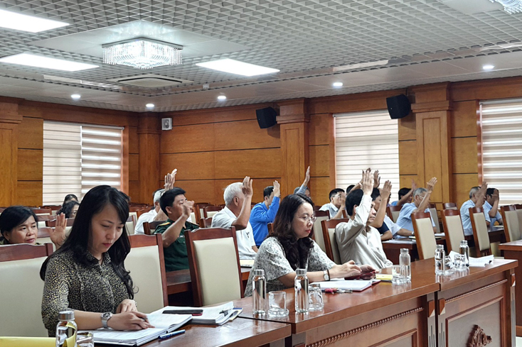 Đại biểu dự hội nghị tham gia biểu quyết danh sách những người đủ tiêu chuẩn ứng cử đại biểu HĐND TP. Đồng Hới khóa XXII, nhiệm kỳ 2021-2026. 