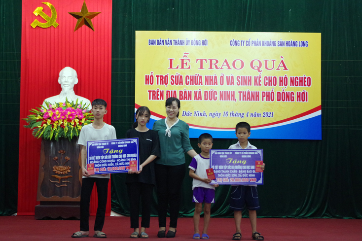 4 học sinh là con của 2 gia đình hộ nghèo được trao sổ tiết kiệm tiếp sức đến trường.