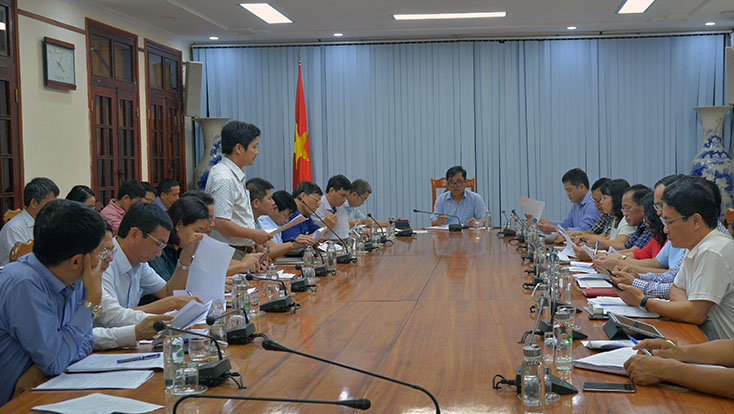 Các đại biểu thảo luận tại cuộc họp. 