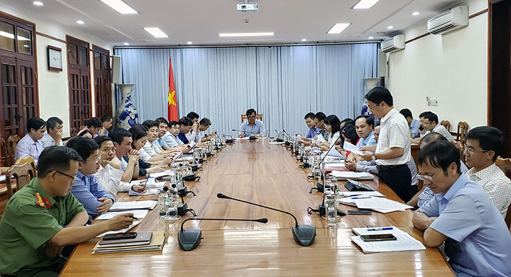 Đại diện Sở Công thương báo cáo tiến độ thực hiện nội dung quy hoạch ngành.