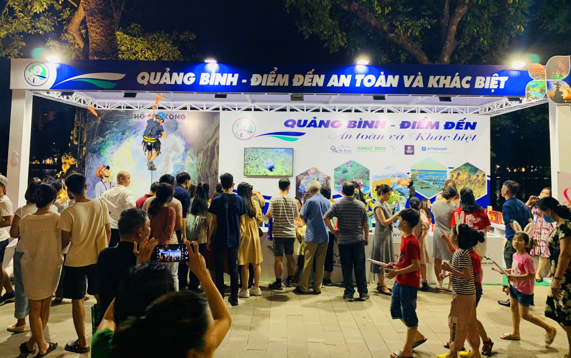 Rất nhiều du khách đã đến thăm và trải nghiệm tại gian hàng của ngành du lịch Quảng Bình.