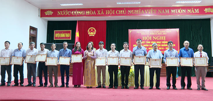 Đồng chí Vũ Thị Mai, Phó Bí thư Thường trực Huyện ủy, Phó Chủ tịch HĐND huyện trao giấy khen cho các cá nhân đạt thành tích xuất sắc trong hoạt động HĐND huyện nhiệm kỳ 2016-2021