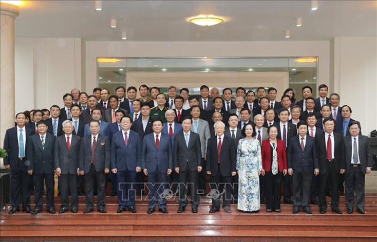Tổng Bí thư Nguyễn Phú Trọng cùng các đồng chí lãnh đạo Đảng, Nhà nước và đại biểu chụp ảnh chung. Ảnh: Trí Dũng/TTXVN