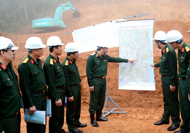 Lãnh đạo Bộ Tổng Tham mưu nghe đại diện Ban Quản lý dự án 46 báo cáo kết quả thực hiện nhiệm vụ trên địa bàn tỉnh Đắc Lắc. 