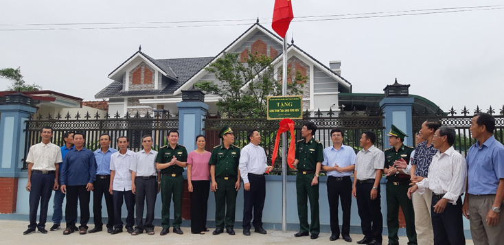 BĐBP tỉnh, chính quyền địa phương cùng bà con giáo xứ cắt băng khánh thành công trình.