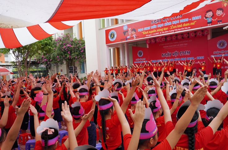 Các em học sinh sôi nổi tham gia vào các hoạt động của ngày hội.