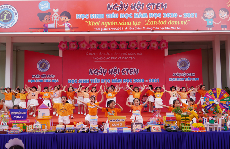 Các em học sinh sôi nổi tham gia vào các hoạt động của ngày hội.
