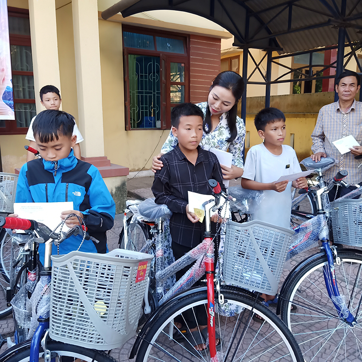 Lãnh đạo Công ty Lê Minh ân cần thăm hỏi các em mồ côi có hoàn cảnh khó khăn