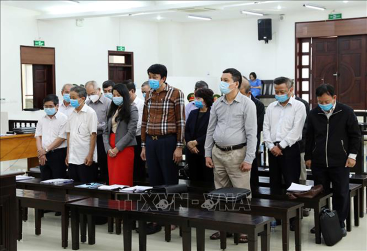 Các bị cáo nghe đại diện Viện Kiểm sát đọc bản luận tội và đề nghị mức án. Ảnh: Phạm Kiên/TTXVN