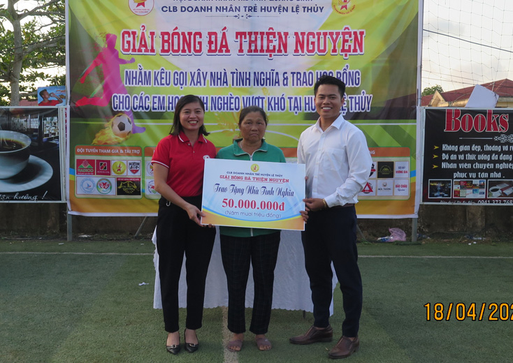 Trao tiền hỗ trợ xây nhà tình nghĩa cho bà Tống Thị Liên