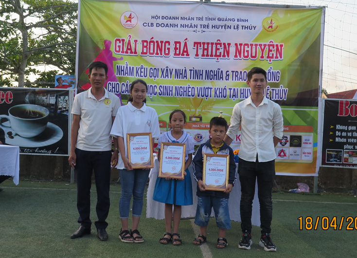 Trao học bổng tiếng Anh toàn phần cho các em học sinh có hoàn cảnh khó khăn, học sinh nghèo vượt khó