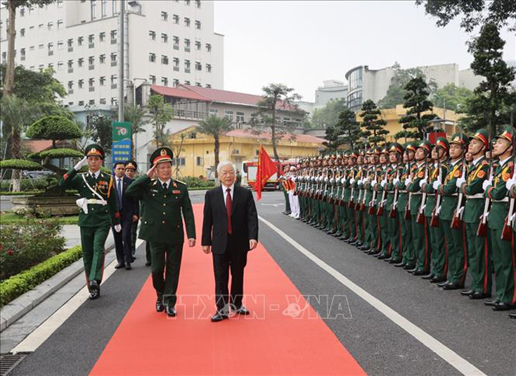 Tổng Bí thư Nguyễn Phú Trọng, Bí thư Quân ủy Trung ương duyệt đội danh dự QĐND Việt Nam. Ảnh: Trí Dũng/TTXVN