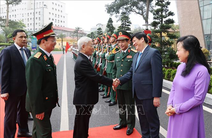 Tổng Bí thư Nguyễn Phú Trọng, Bí thư Quân ủy Trung ương với các đồng chí đại biểu và lãnh đạo, chỉ huy Bệnh viện Trung ương Quân đội 108. Ảnh: Trí Dũng/TTXVN