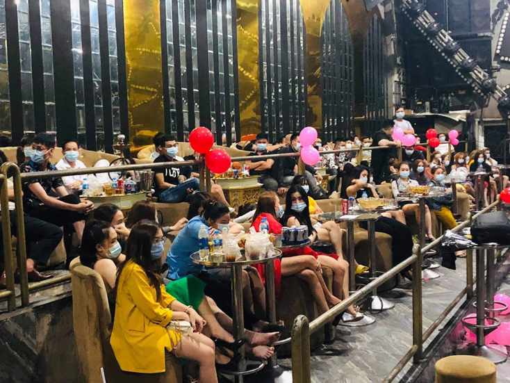 Bên trong quán bar Enjoy trên đường Lê Văn Khương, phường Hiệp Thành (Quận 12). Ảnh: CTV