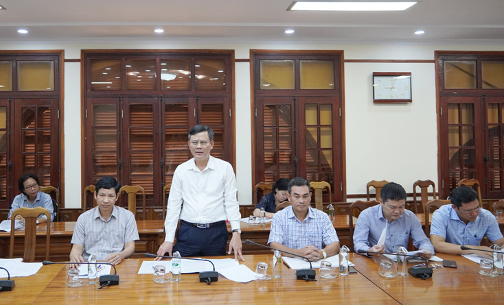 Đồng chí Chủ tịch UBND tỉnh Trần Thắng giới thiệu tổng quan các mặt, lĩnh vực về kinh tế-xã hội...của tỉnh Quảng Bình với Đoàn công tác Trưởng các cơ quan đại diện Việt Nam ở nước ngoài. 