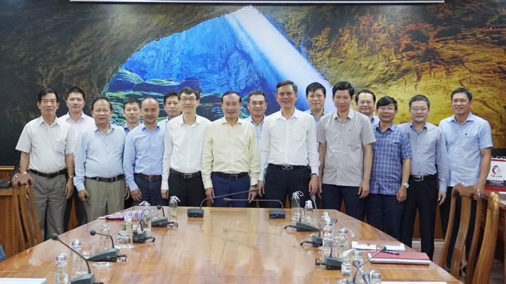 Lãnh đạo tỉnh và các sở, ngành, đơn vị chụp ảnh kỷ niệm với các đại sứ.