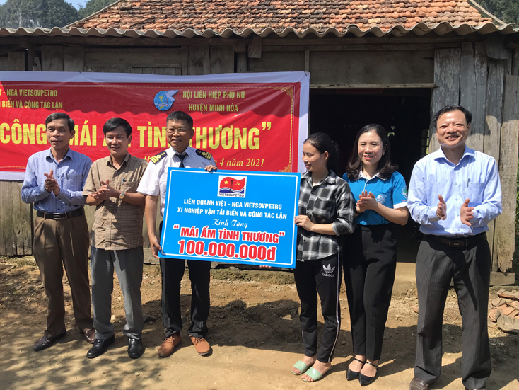 Đại diện Vietsovpetro trao 100 triệu đồng cho gia đình chị Nghĩa...