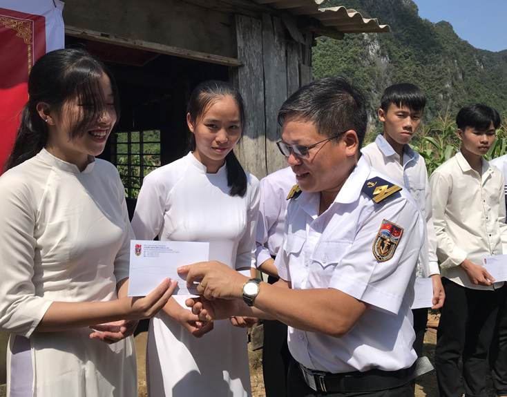 ...và học bổng cho các em học sinh nghèo.
